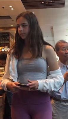 商场买衣服的紫色瑜伽裤年轻美眉性感美腿圆翘臀[MP4/1.3G]