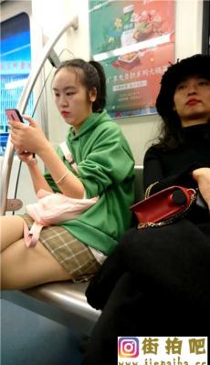 4K-地铁玩手机的肉色丝袜小妹[MP4/135M]