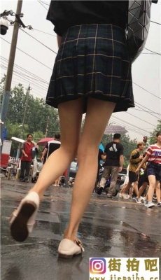 下雨天的草绿色短裙[501M]
