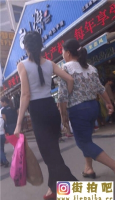 身材高挑的黑色紧裹长裙圆臀丰满美乳少妇[MP4/254M]