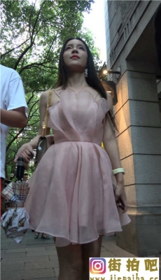 4K-粉色性感公主裙高跟街拍极品长发美女吃晚餐[MP4/1.01G]