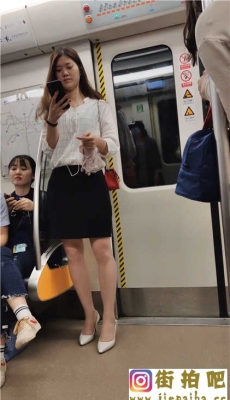 4K-地铁黑色包臀短裙丝袜高跟OL性感小姐姐[MP4/138M]