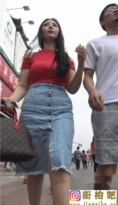 【街拍之魂】4K超清画质！性感红衣大胸美女[MP4/1GB]