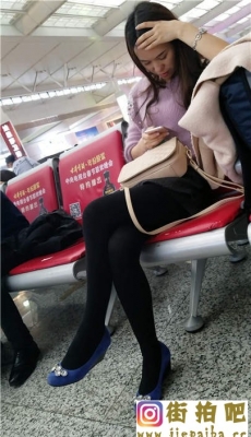 4K-高铁站拍摄极品长腿黑色丝袜蓝色高跟漂亮美少妇[MP4/1.04G]