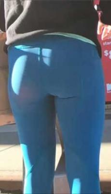 街拍蓝色瑜伽裤小妹极品圆翘臀[MP4/282M]