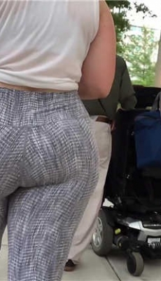 街拍个性紧身打底裤丰满洋妞饱满大屁股[MP4/242M]