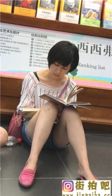 4K-图书馆看书的牛仔热裤极品美腿漂亮美少妇[MP4/992M]
