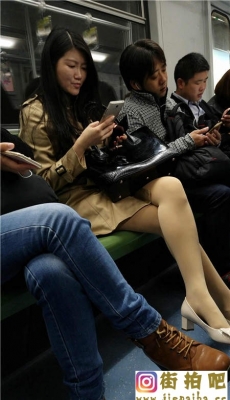 地铁漂亮美少妇肉色丝袜性感美腿高跟[MP4/832M]