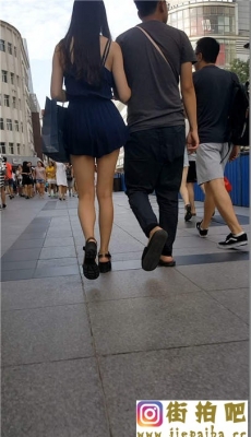 蓝色休闲短裤极品长腿漂亮美女和男友一起逛街[MP4/167M]
