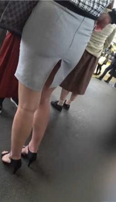 地铁灰色开叉包臀短裙高跟OL性感美臀[MP4/1.42G]