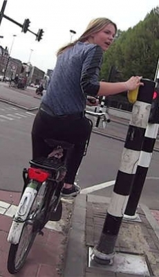 骑自行车的紧身黑裤丰满圆臀美女[MPG/267M]
