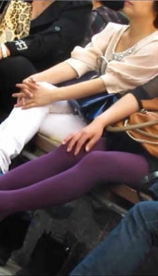 街拍紫色丝袜少妇性感美腿美脚[MP4/135M]