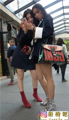 4K-街头拍照的两个休闲短裤白腿美女玩自拍[MP4/2.24G]