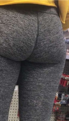 超市购物的灰色紧身打底裤少妇极品圆翘臀[MP4/274M]