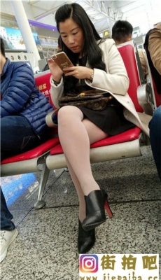 4K-车站候车的黑色短裙黑色高跟肉色丝袜白腿少妇[MP4/662M]