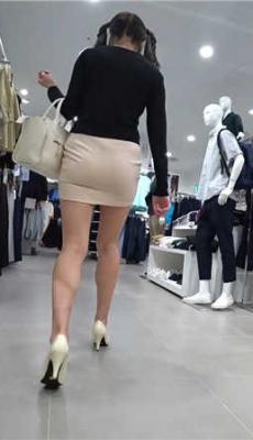 逛商场的米色包臀短裙高跟长腿美眉[MP4/674M]