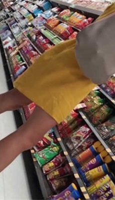 超市购物的黄色连衣短裙金发少妇[MP4/95M]