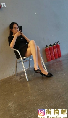 4K-休息的黑色连衣短裙高跟极品美腿漂亮美女[MP4/601M]