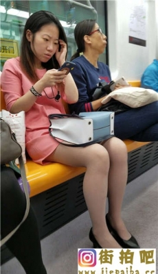 4K-地铁拍摄粉色连衣短裙黑色高跟肉色丝袜OL少妇[MP4/856M]