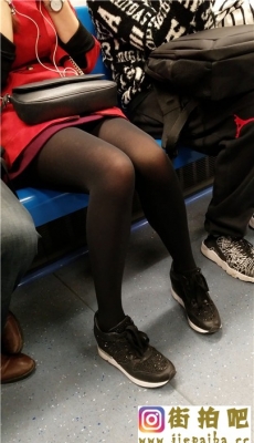 4K-地铁拍摄黑色丝袜性感美腿红发少妇[MP4/845M]