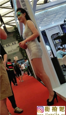 4K-银色连衣包臀短裙高跟极品身材长腿模特[MP4/648M]
