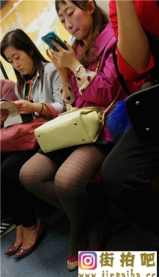 地铁拍摄条纹黑丝红色高跟少妇[MOV/712M]