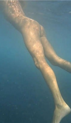 海里游泳的两个裸腿漂亮年轻洋妞[MP4/143M]