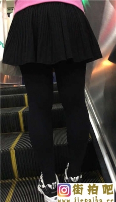 地铁站跟拍黑色短裙打底丝袜少妇[MOV/134M]