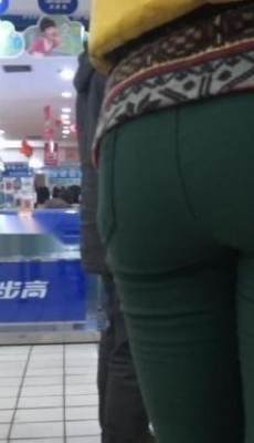 超市购物的绿色紧身裤丰满圆臀少妇[MTS/273M]