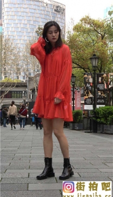 4K-性感红色连衣裙长腿高跟皮靴美女街头拍照[MP4/1.14G]