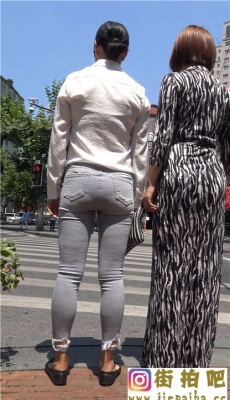 4K-灰色牛仔裤显内痕墨镜美女性感长腿圆翘臀 二[MP4/2.23G]