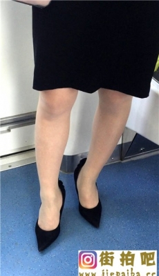 【醉爱作品】地铁黑色连衣裙高跟少妇肉丝美腿[MP4/138M]