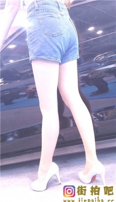 4K-车展蓝色牛仔短裤肉丝极品白皙美腿长发漂亮模特[MP4/779M]