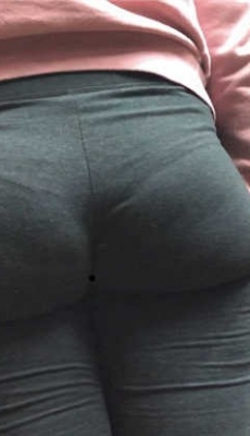 商场购物的灰色紧身氨纶裤丰满洋妞饱满大屁股[MP4/639M]