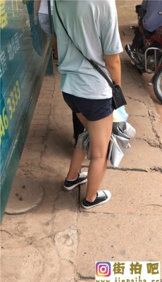 等公交车的蓝色热裤白腿学生美眉[MP4/227M]