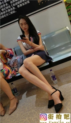 4K-蓝色短裙黑色高跟极品身材长腿showgirl[MP4/559M]