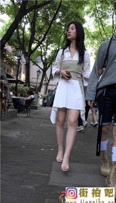 4K-街拍白色连衣裙长发美女高跟极品美腿[MP4/1.18G]