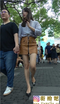 4K-和男友逛街的棕色包臀皮裙极品长腿美女[MP4/2.46G]