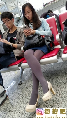 4K-高铁站候车的白色高跟紫色丝袜极品细长美腿少妇[MP4/711M]