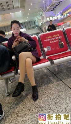 4K-车站候车的紫色外套肉色丝袜白净少妇[MP4/938M]