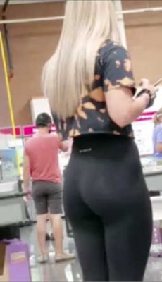 超市购物的黑色氨纶裤金发美女极品圆润饱满翘臀[MP4/442M]
