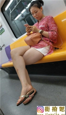 4K-地铁白色短裤性感美腿OL少妇[MP4/558M]