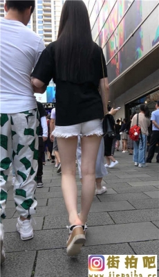 4K-和男友一起逛街的白色热裤显内痕性感长腿美女[MP4/938M]