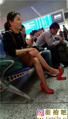 4K-火车站候车的红色高跟极品白腿少妇挑鞋[MP4/649M]