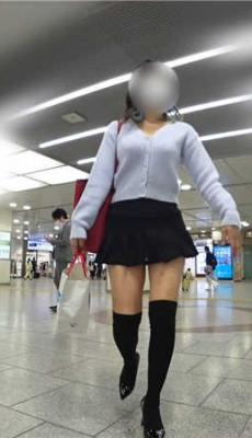 街拍黑色蕾丝超短裙高筒袜高跟极品长腿美妇[MP4/1.14G]